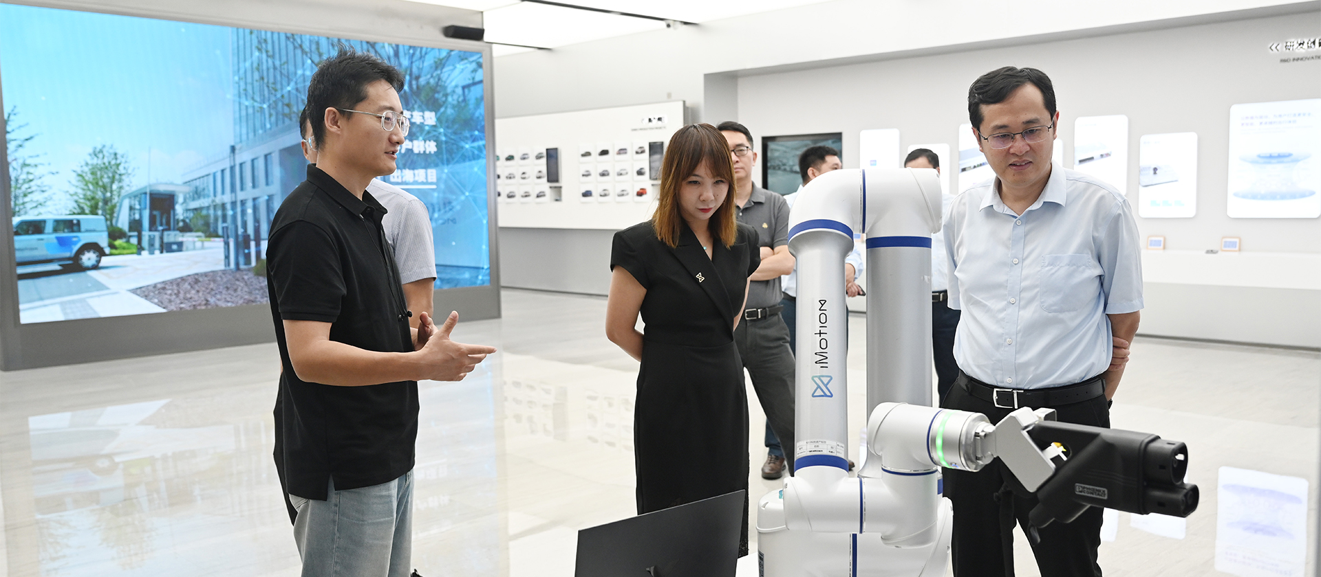 Song Fei, President of Suzhou Hengtai Holding Group Co., Ltd., led a delegation to visit Zhixing Technology to jointly explore new pathways for integrating industrial-city scenarios with embodied intelligence